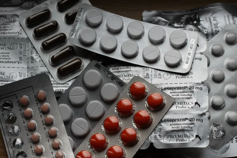 El Dilema del Frasco: Cómo las Familias Latinas Sobreviven la Crisis de Medicamentos Entre Dos Países