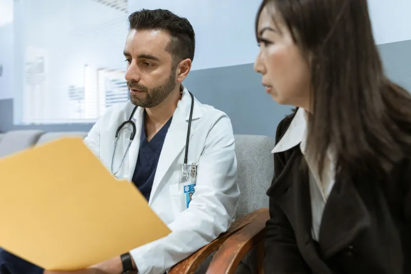El Silencio que Enferma: Por Qué Millones de Latinos en EE.UU. No Buscan Atención Médica a Tiempo