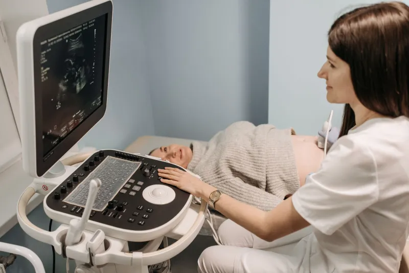Dar a Luz en las Sombras: La Crisis de Salud Materna que Afecta a las Mujeres Latinas en Estados Unidos
