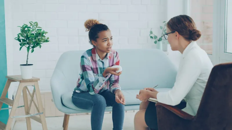 Entre el Té de Manzanilla y el Consultorio: Cómo las Comunidades Latinas Pueden Sanar la Mente sin Renunciar a su Identidad